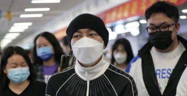 张卫健无锡路透曝光 头戴黑色冷帽休闲不失帅气
