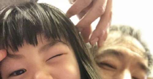 黄贯中晒合影庆女儿9岁生日，黄莺靠在爸爸怀里，眨眼卖萌超可爱