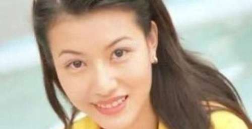 古天乐前女友抱孩子吃饭，被传隐婚生子，跟小孩十分亲密