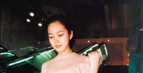 藏了23年才公开身份，46岁又冒险生子，她的故事远比你想得更精彩