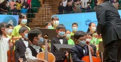 郭晶晶10月11日晒表演照：霍中曦和妹妹盛装出席，如贵族王子公主