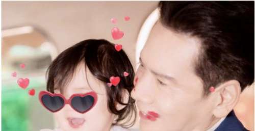 郭碧婷带女儿购物，Cora穿扮粉嫩软萌可爱，有专人抱娃出行阵仗大