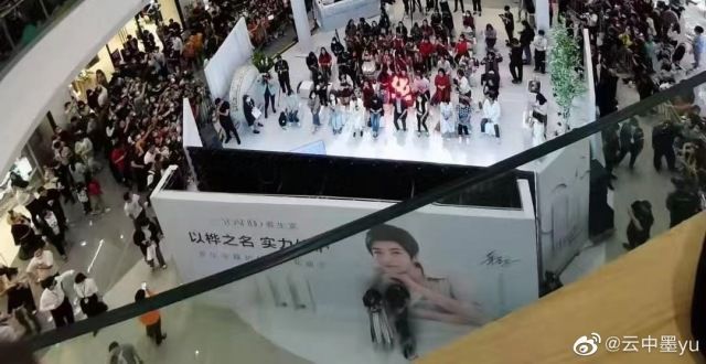 华晨宇活动现场最新跟进：笑颜温柔，人气火爆。期待演唱会！