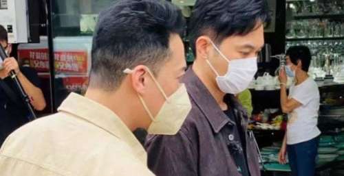 张智霖逛菜市场被拍？与谢天华同框不显老，相差6岁看不出年龄差