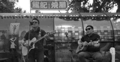 廊坊：复古集市唤醒“摇滚吉他之乡”