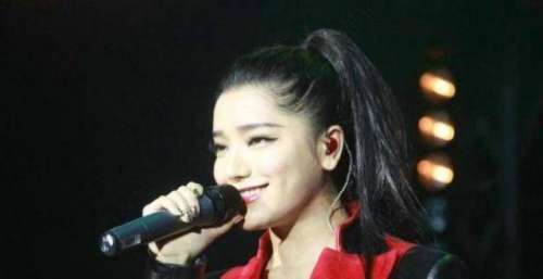 曾经的快女冠军大变脸，整容失败像“怪物”，只剩眼珠是自己的