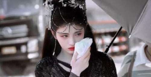 造型不够挂坠来凑，鞠婧祎古装标配：一张剧照可搭配所有古装剧