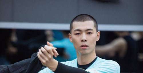 小学生文笔《披荆斩棘的哥哥》瑞奇排练双人舞引期待 李响首秀吉他弹唱献