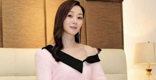 打扮显成熟拍戏不开心！51岁万绮雯定居内地开民宿，女神自己当老板翁虹亲