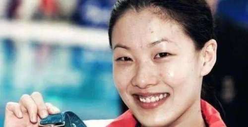 金表显阔气梁锦松花百亿娶伏明霞，弃TVB花旦择奥运冠军，婚后却再传绯闻小生花