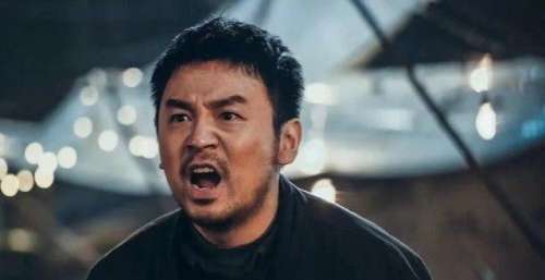 员易烊千玺继54亿《李焕英》后，张小斐又一猛片要来了，男主咖位比肩沈腾文艺评