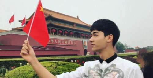 她马上答应五位爱国态度最刚的年轻艺人：身披国旗，外网发文：我是中国人汪明荃