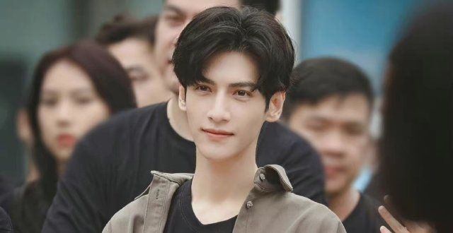 派演员加盟罗云熙剧组拍戏被打受伤，剧组紧急道歉，罗云熙发文报平安韩孝周