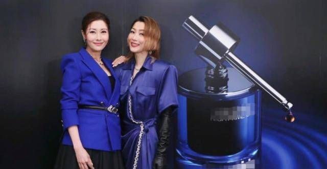 沦为背景板李嘉欣郑秀文罕见同框！皮肤白皙身材圆润，二人搂腰搭肩亲密十足第一美