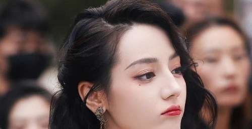 堂令人羡慕迪丽热巴身穿吊带金色鱼尾礼服出席轩尼诗快闪店活动走进洪