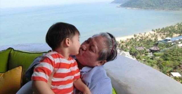 承诺生三个走进洪金宝在香港的豪宅，一家九口住在一起，儿孙满堂令人羡慕向佐晒