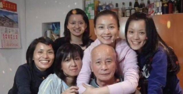 翔跌落神坛张庭重阳节晒全家照 一家人一个模样华少跟