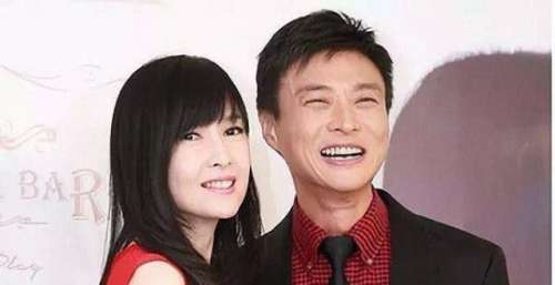 赞数超过万玉女周慧敏，身边男人匆匆过，但她一直知道自己要什么迪丽热