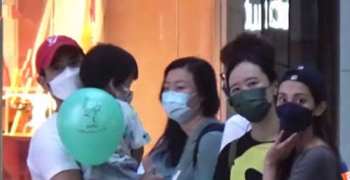 立敬业人设郑嘉颖一家出行，2岁儿子突然冲出马路，陈凯琳当街跪地抱紧孩子罗云熙