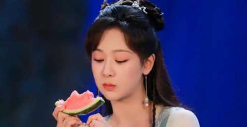 你们的女神杨紫新剧《沉香如屑》已杀青，大家盼望尽出星空下