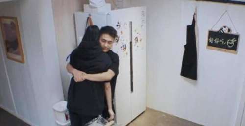点也不真实25岁何猷君好油腻，卖力秀恩爱结果尴尬，奚梦瑶几次暗示都没用张艺兴