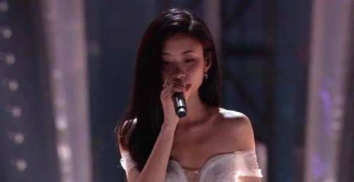 王嘉尔合作华少三次读错王靖雯选票，口误还是台本？少年说