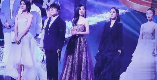 开花红艳艳2021中国好声音巅峰之夜，伍珂玥荣获冠军，网友：决赛歌好听袁莎老