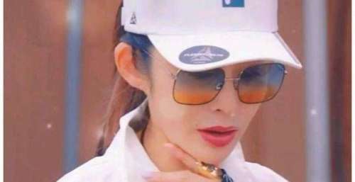 53岁女神张敏罕见现身，引发网友热议，当年的她真的好美！