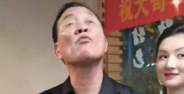 哥二哥一事万梓良与男子结拜！当众跪拜对方祖先，半年收1个干女儿2个徒弟上官带