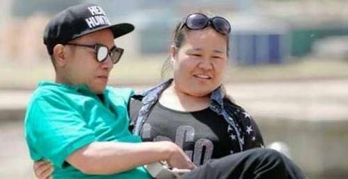 看到言承旭与男生转圈圈，陈小春表情值得玩味，网友调侃也想被抱？
