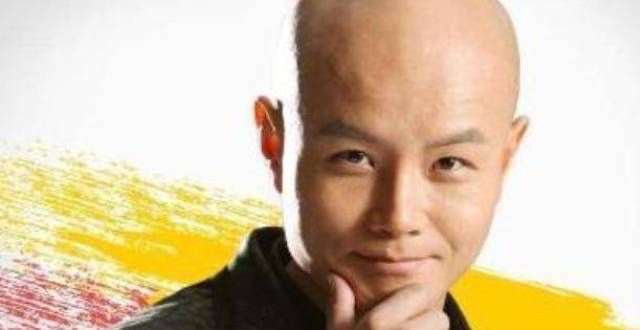 从金牌导师到街头卖艺，而今遁入空门，乐嘉背后到底经历了什么？