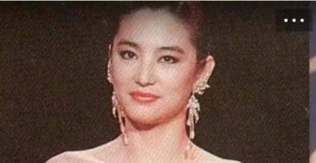 林青霞年轻时的照片超惊艳，手臂纤细肩颈修长，身材曲线完美！