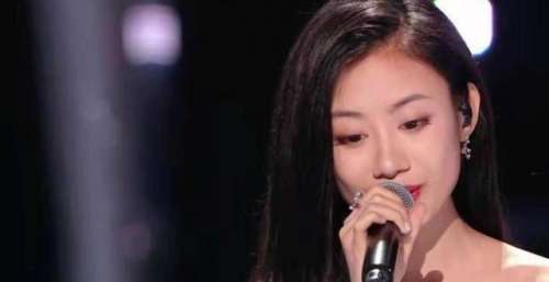 《中国好声音》巅峰之夜，伍珂玥凭借《最爱》获得年度总冠军
