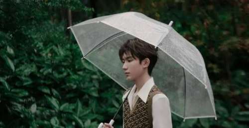 王源明日创作计划决赛直播造型，依旧是最帅最酷的王老师