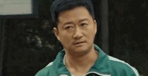 韩国再出操作，直指吴京的服装抄袭《鱿鱼游戏》，遭到网友群嘲