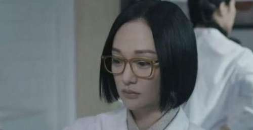 周迅饰演屠呦呦生动形象 短发配框镜精神干练