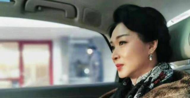 金星直播夸王一博跳舞不错，说姐是有主持人证，其微博评论区沦陷