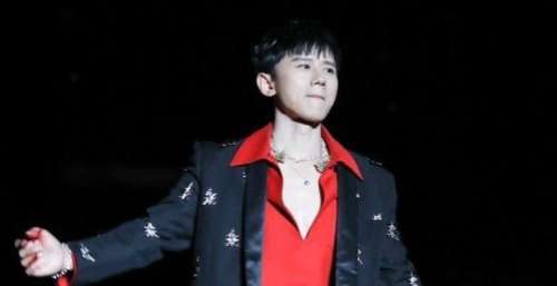 张杰演唱会受伤，升降台出故障突然掉落，导致他直接从舞台摔下去