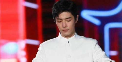 成龙曝电影周闭幕后，热情邀请肖战出去聚会被推辞，理由笑翻全场