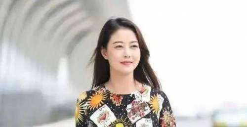 1989年，吕良伟和周海媚结婚不久，黎明就给他戴上了一顶绿色帽子