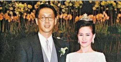 原以为何超琼婚纱照最美，直到看见何超仪穿婚纱，不戴皇冠也惊艳
