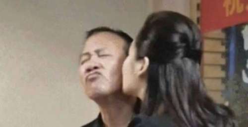 64岁万梓良坟前当众跪对方祖先，宣布结拜做兄弟，网友：人生如戏