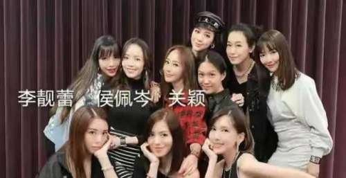 王力宏全家出游！妻子身材走样认不出，女儿乖巧儿子首脸真可爱