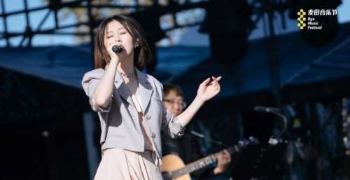 白安再登台“麦田音乐节”，遭北京降温考验10度开唱