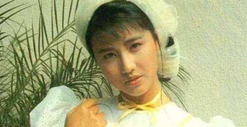 因睡懒觉被吕良伟离婚，患红斑狼疮不生育的周海媚，现状如何？