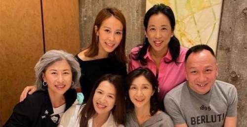 叶倩文与4位港姐聚会，大方展示满头白发，气质出众不输朱玲玲