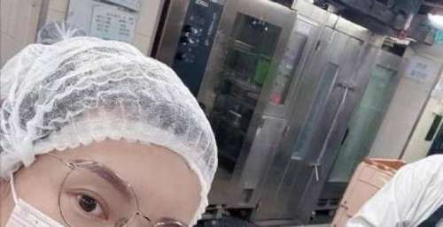 方媛在食堂做义工，打饭动作娴熟，与工作人员合影接地气