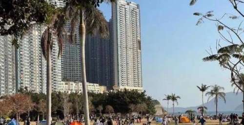 霍启刚一家周末海边游，全程没有保姆和保镖，儿子一旁妈妈