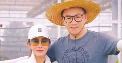53岁张敏向演员高虎买菜：翡翠珠宝琳琅满目，渐变色眼镜尽显潮流