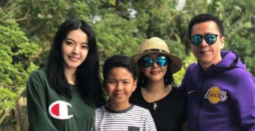 王文也正式进军演艺圈，以新人导演的身份参加节目，引发巨大争议